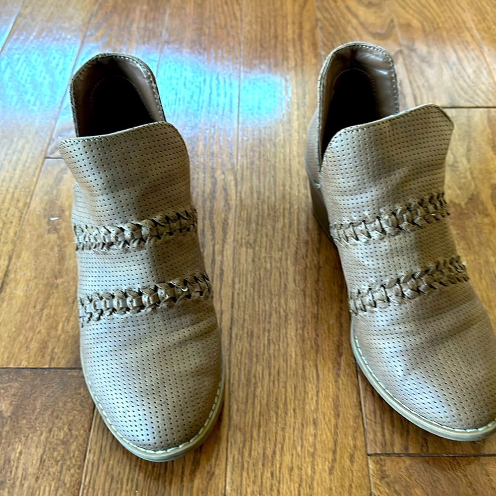 Women’s Universal Thread brand ankle boots